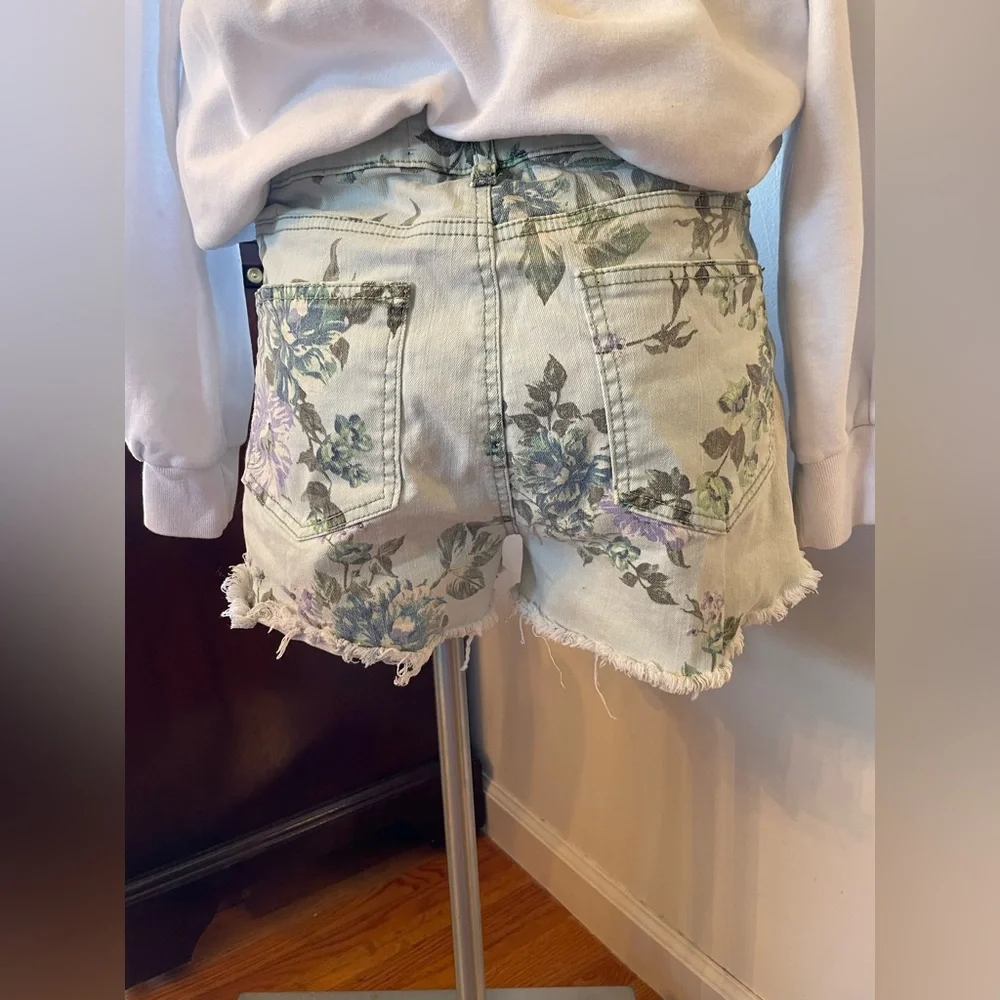 Tinsel Floral Distressed Jean Shorts - Picture 5 of 6